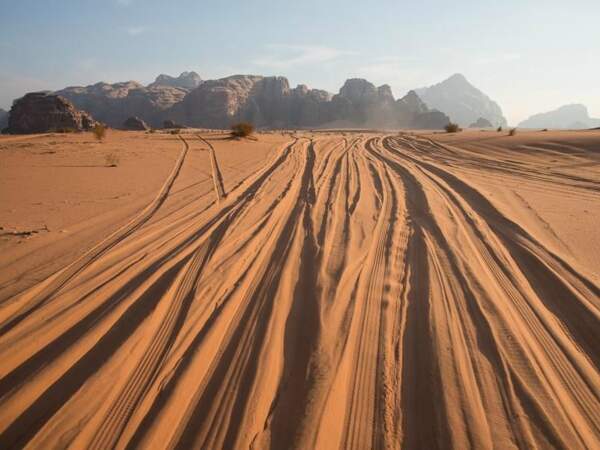 Traces de 4x4 sur le sable du Wadi Rum, en Jordanie.