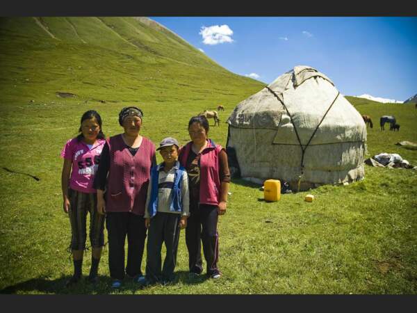 Pour promouvoir le tourisme au Kirghizistan, une ONG apprend l'anglais de base aux familles.