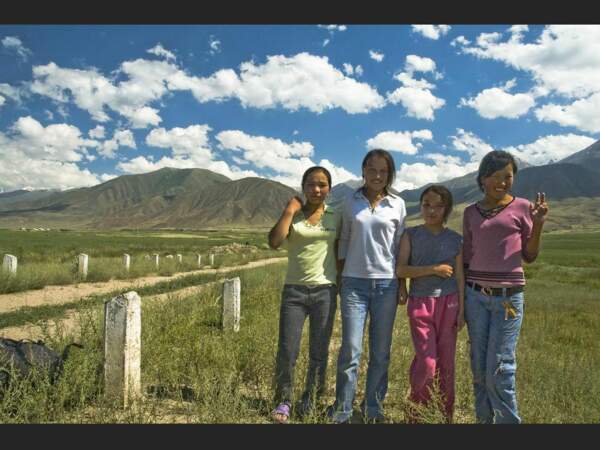 Des jeunes filles souriantes, à Kochkor, au Kirghizistan.