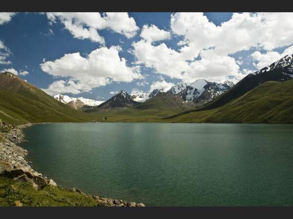 Le magnifique lac Köl-Ukök, au Kirghizistan.