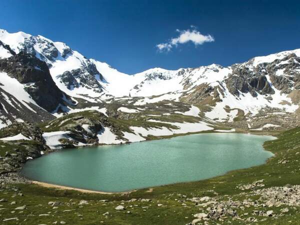 Ce lac est situé à 3 500 m d'altitude, plus haut que le lac Köl-Ukök (Kirghizistan).