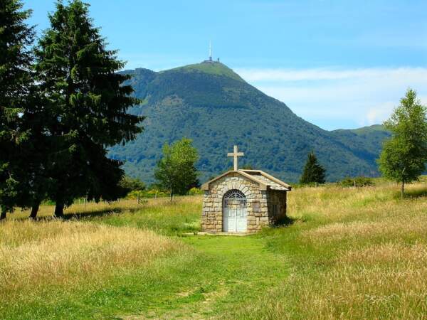 La chapelle de Saint-Aubin à Manson, dans le département du Puy-de-Dôme, en Auvergne, en France
