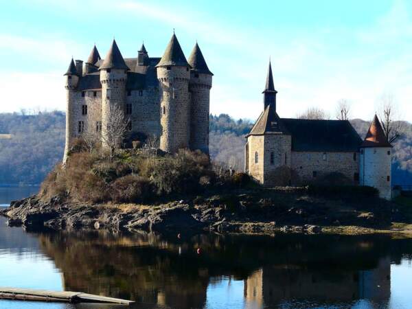 Le château de Val dans la commune de Bort-les-Orgues, dans le département du Cantal, en Auvergne