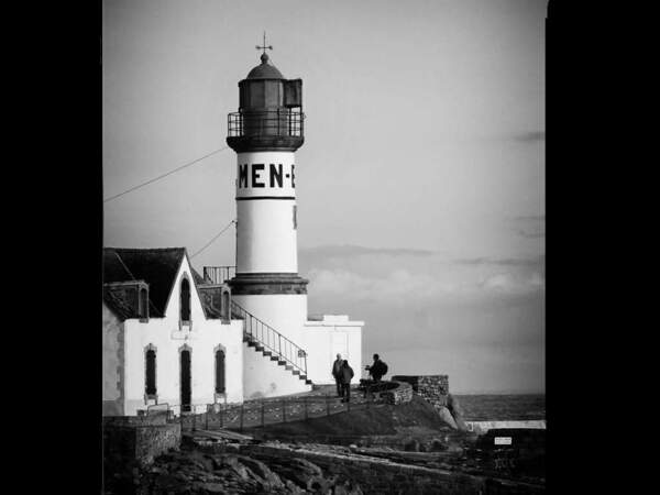 Le phare de Men Brial surveille le port de l’ile de Sein