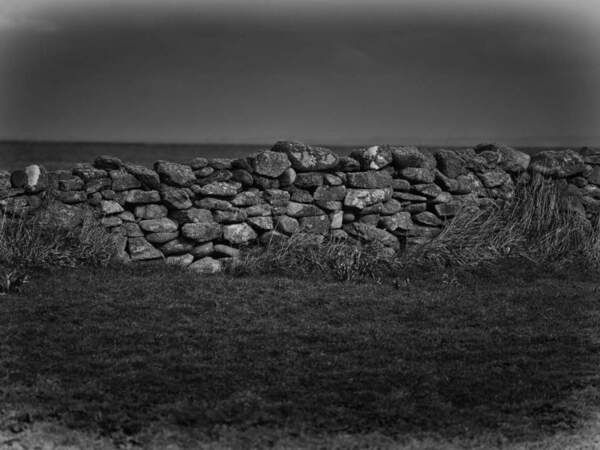 Un mur de pierre, sur l’île de Sein