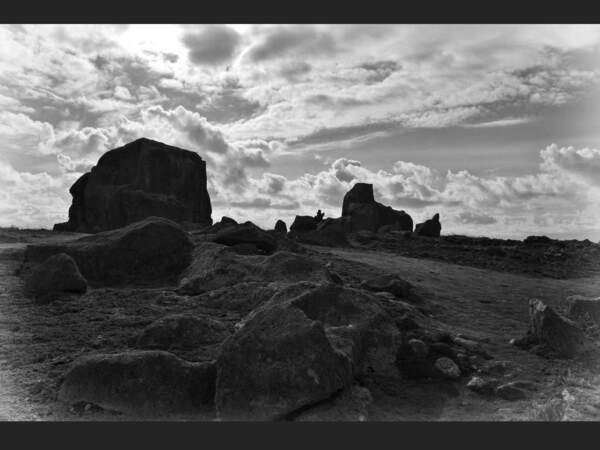 Des rochers sous le ciel nuageux, sur l’île de Sein