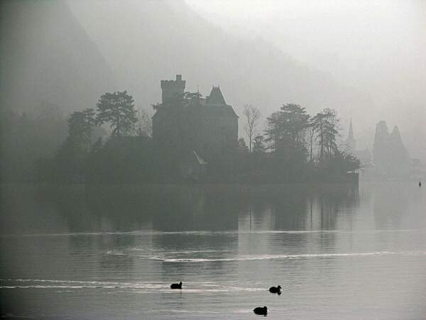 Le château de Ruphy, situé sur la presqu'île de Duingt, semble flotter sur le lac d'Annecy (Rhône-Alpes, France).