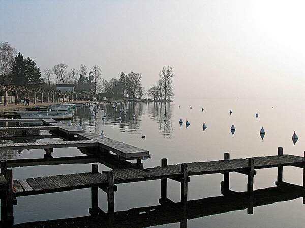 Située sur la rive est du lac d'Annecy, la commune de Menthon-Saint-Bernard possède un port de plaisance agréable en été (Rhône-Alpes, France).