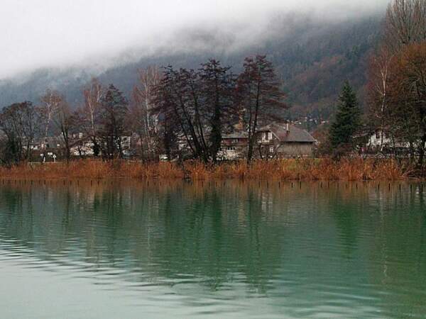 A la fois balnéaire et montagneuse, la commune de Sévrier située au bord du lac d'Annecy a de quoi séduire tout type de visiteur (Rhône-Alpes, France).
