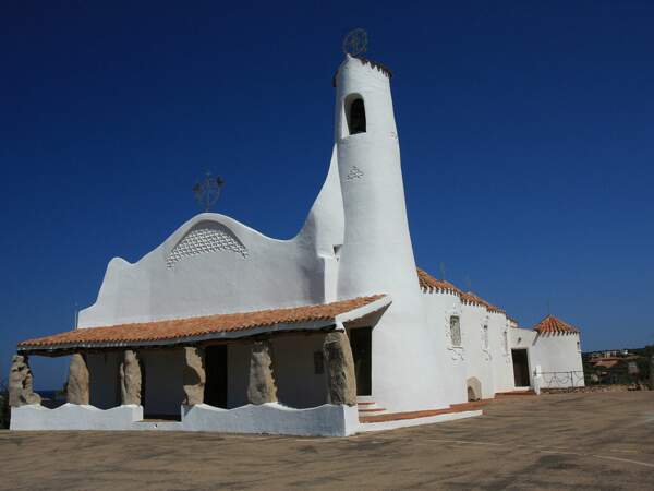 L’église de Porto Cervo Stella Maris, sur la côte Smeralda, en Sardaigne, en Italie.