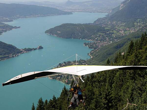 Vol en deltaplane au-dessus du lac d’Annecy, en Rhône-Alpes