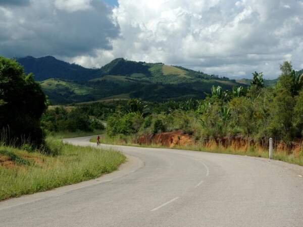 Route calme en direction d’Ambanja, dans le nord de Madagascar