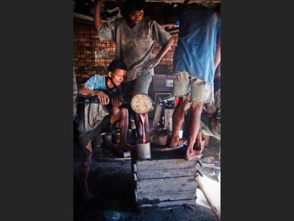 Fabrique de marmites à Ambatolampy, Madagascar