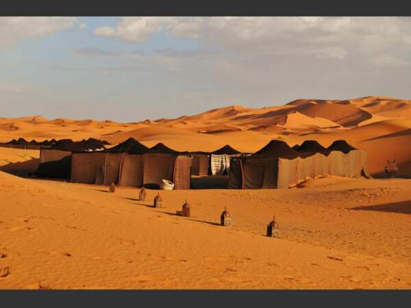 Bivouaquer au pied des dunes permet de ressentir la magie du Maroc.