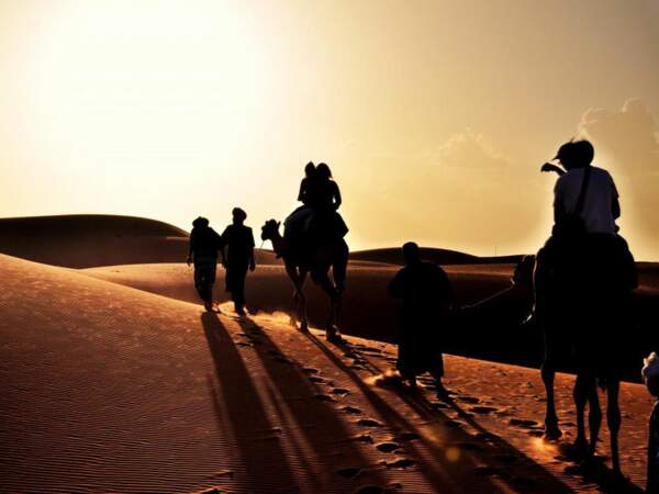 Coucher de soleil dans les dunes de sable, au Maroc.