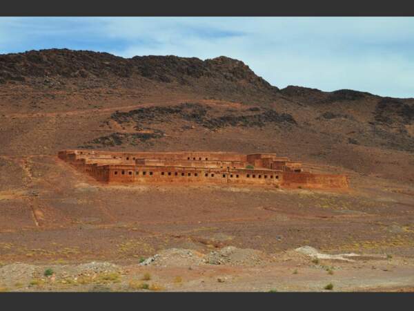 Située dans les environs de Ouarzazate, au Maroc, cette construction semble être incrustée dans la colline.