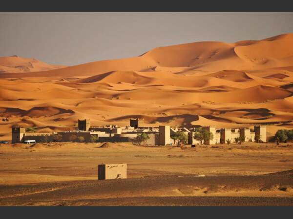 Le ksar de Merzouga trône au pied des dunes, au Maroc.