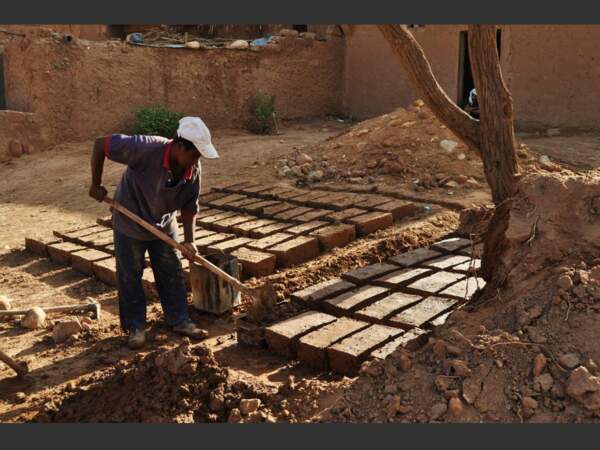 Dans un village de potiers, au Maroc, cet homme fabrique des briques.