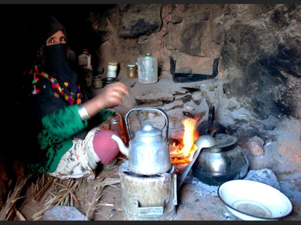 Femme berbère dans sa cuisine à Merzouga, au Maroc.
