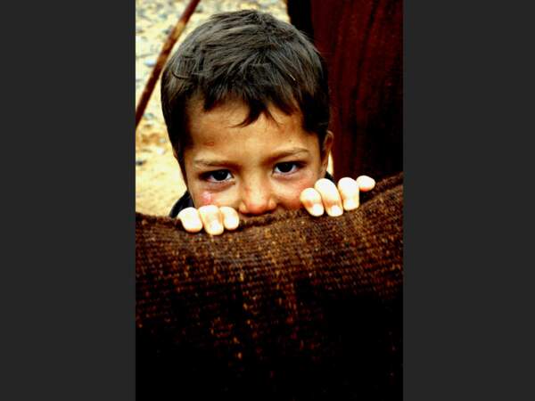 Un petit garçon nomade aux alentours de Merzouga, au Maroc.