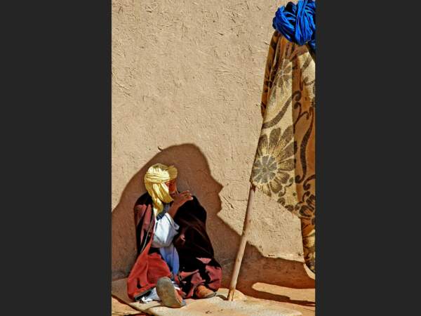 Un vieil homme s'abrite du soleil marocain.