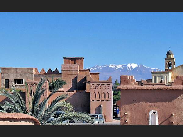 Vue sur les sommets enneigés depuis Taourirt, au Maroc