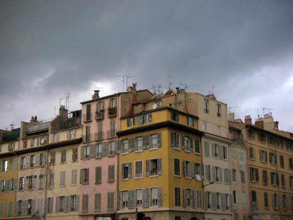 A l'angle de la rue de Breteuil à Marseille, les immeubles arborent les couleurs chaudes du Sud (France).