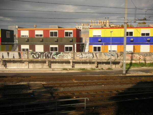 Ces bâtiments colorés se situent aux abords de la gare de Marseille-Saint-Charles (France).