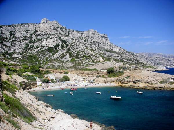 Les calanques de Marseille sont l'endroit idéal pour passer une après-midi de détente au soleil (France).