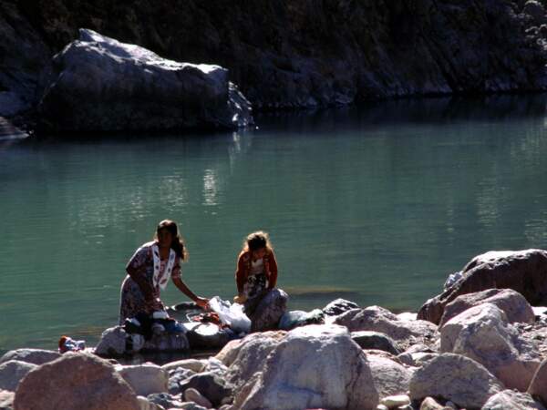 Des lavandières lavent leur linge dans le Rio Batopilas, région de la Sierra Tarahumara, Mexique