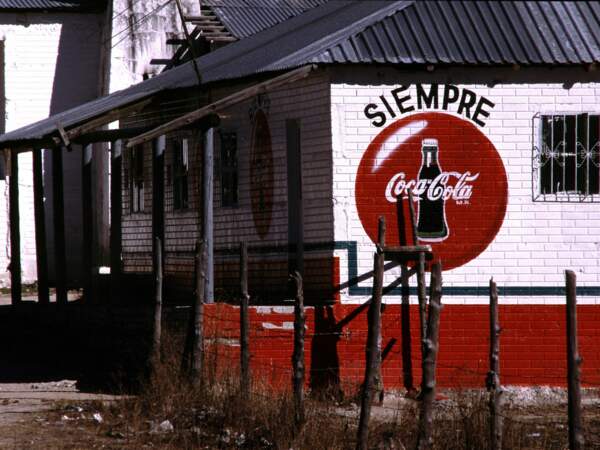 Les publicités sont directement peintes sur les murs, région de la Sierra Tarahumara, au Mexique