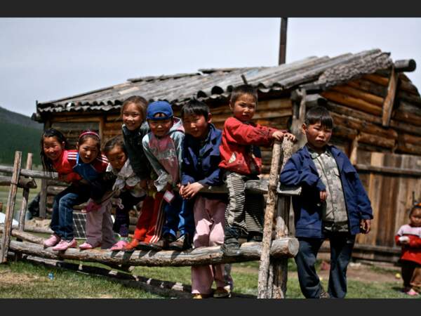 Les enfants posent devant la maison du chaman Nergoui, à Tsagaannuur, dans la province de Khövsgöl (Mongolie).