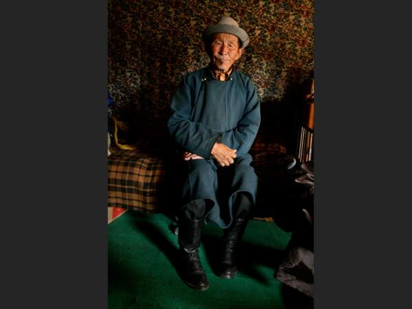 Cet homme est venu voir Nergoui à Tsagaannuur, dans la province de Khövsgöl, pour lui parler de ses soucis (Mongolie).
