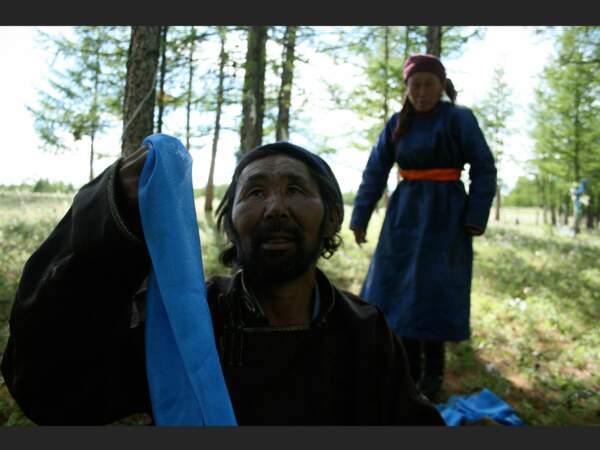 Nergoui, le chaman, est en pleine cérémonie d'invocation des esprits supérieurs, dans la forêt de Tsagaannuur, en Mongolie.