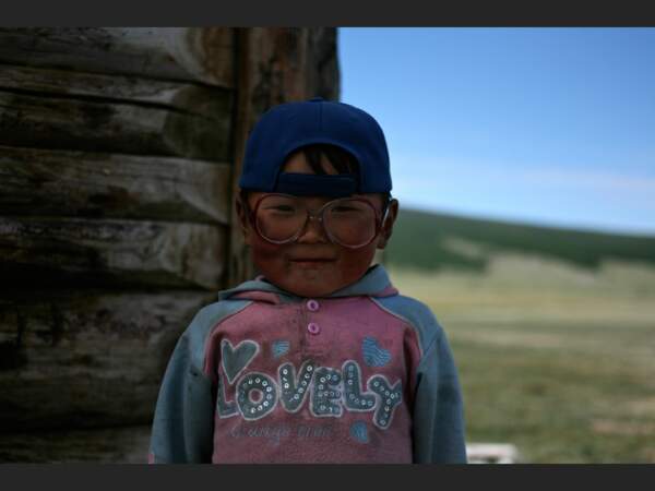 Le fils du chaman Nergoui est fier de poser avec les lunettes de son père, à Tsagaannuur, dans la province de Khövsgöl (Mongolie).