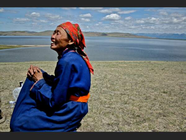 La femme de Nergoui, qui assiste toujours son mari lors des cérémonies, pose près du lac Blanc, dans la province de Khövsgöl (Mongolie).