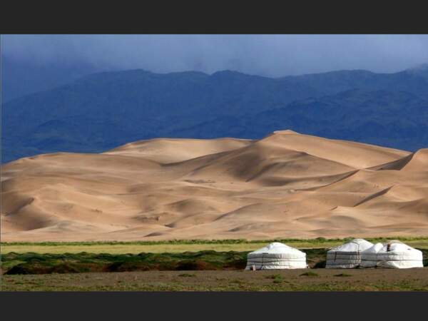 Paysage de montagnes et de dunes dans la région du désert de Gobi, en Mongolie. 