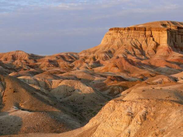 Paysage aride dans le désert de Gobi, en Mongolie.