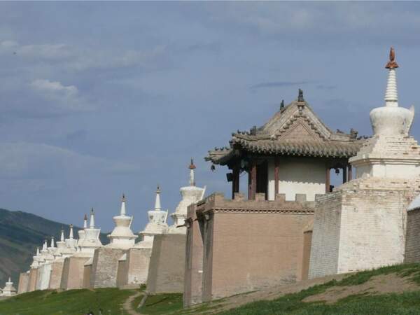 Construit au XVIe siècle, le monastère bouddhiste d'Erdene Zuu (Mongolie) est ceint de superbes stupas blancs. 
