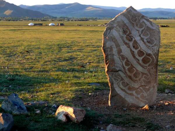 Les stèles à cervidés du site préhistorique de Tsatsiin Ereg, en Mongolie. 