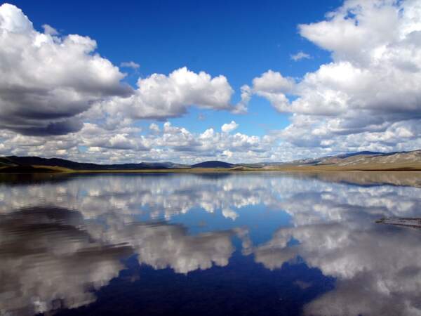 Lac paisible en Mongolie