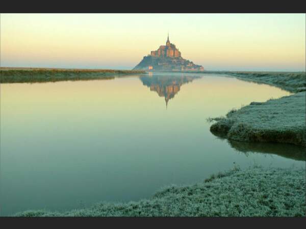  Le Mont-Saint-Michel, tel un château de conte de fées (Manche, Basse-Normandie, France).