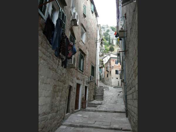 Ruelle dans le centre historique de Kotor, au Monténégro.