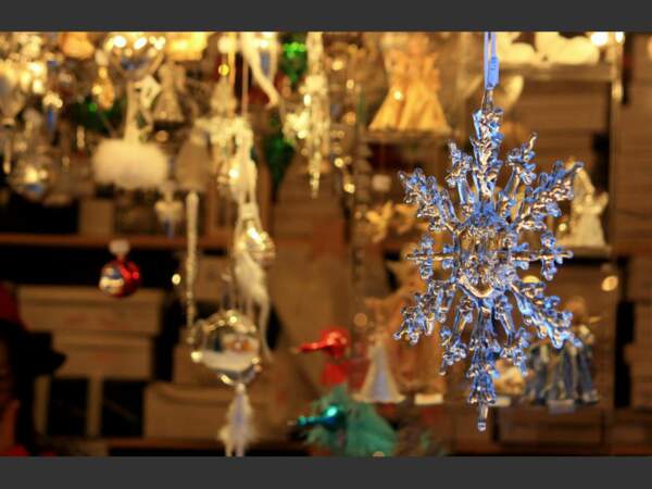 Le Weihnachtsdorf de la Residenz de Munich, en Allemagne, propose des décorations de Noël très élégantes.