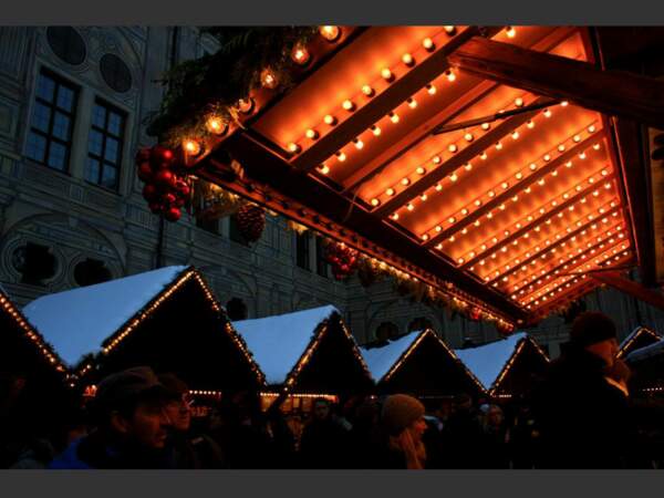 La nuit tombe sur le Weihnachtsdorf, au centre de Munich, en Allemagne.