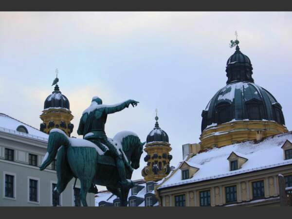 Le marché de Noël médiéval, sur la Wittelsbacherplatz, est des plus dépaysants de Munich, en Allemagne.