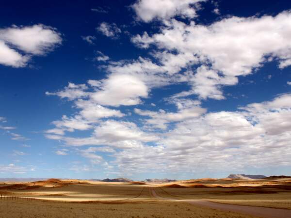 Le magnifique paysage entre Sossusvlei et Sesriem, dans le désert du Namib, dans le parc national de Namib-Naukluft, Hardap, Namibie