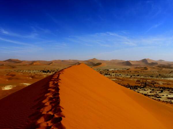 Des traces de pas sur une dune de Sossusvlei, dans le désert du Namib, dans le parc national de Namib-Naukluft, Hardap, Namibie