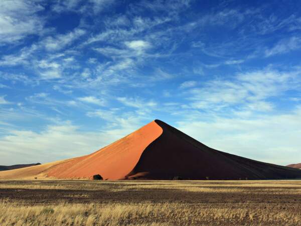 Une dune géante sur la route vers Deadvlei / Sossusvlei, dans le désert du Namib, en Namibie.