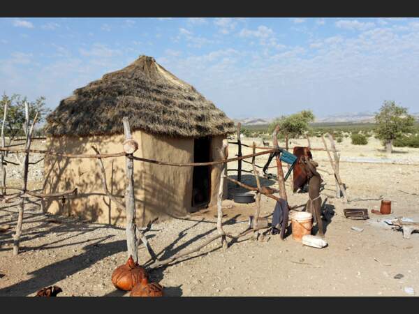 Hutte himba, dans le Kaokoland, en Namibie.